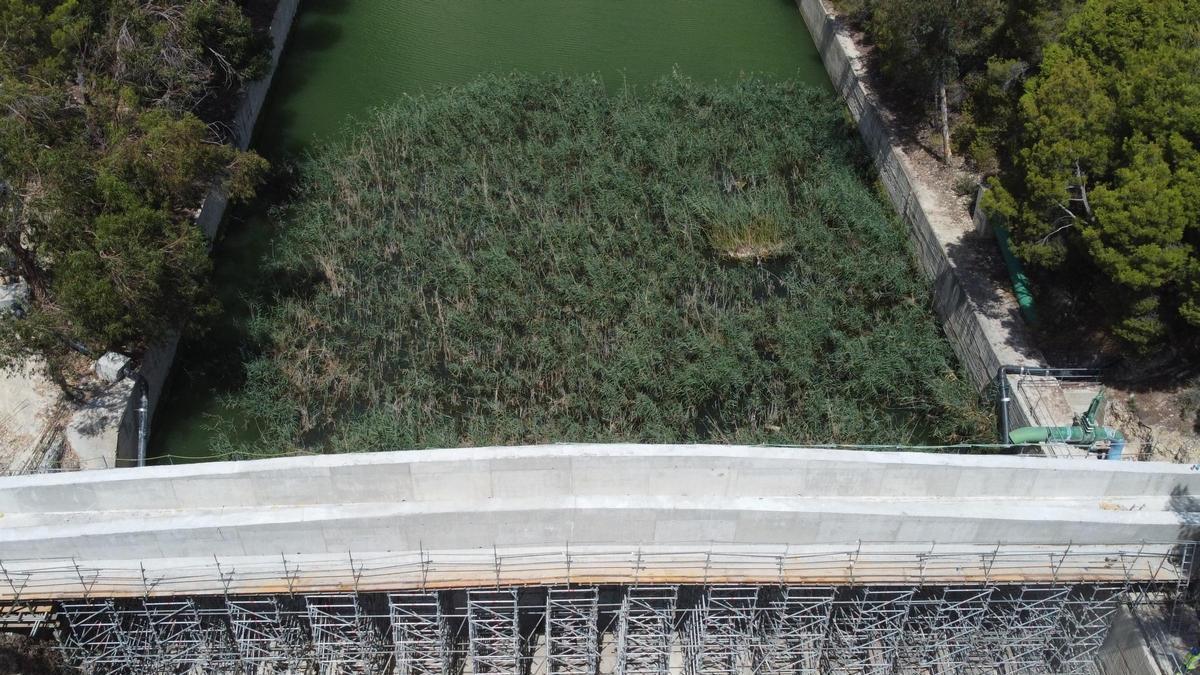 El embalse del Amadorio de La Vila acoge una gran obra para proteger el agua de siete localidades de la Marina Baixa frente al cambio climático