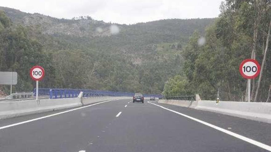 Viaducto da Mó, en Meira, con velocidad a 100 km/h. // Santos Á.