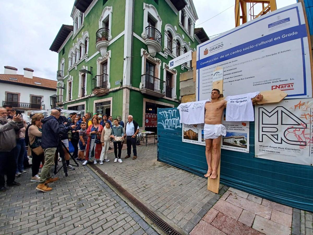 Bernardo Álvarez, en la crucifixión de protesta que hizo en Grado.