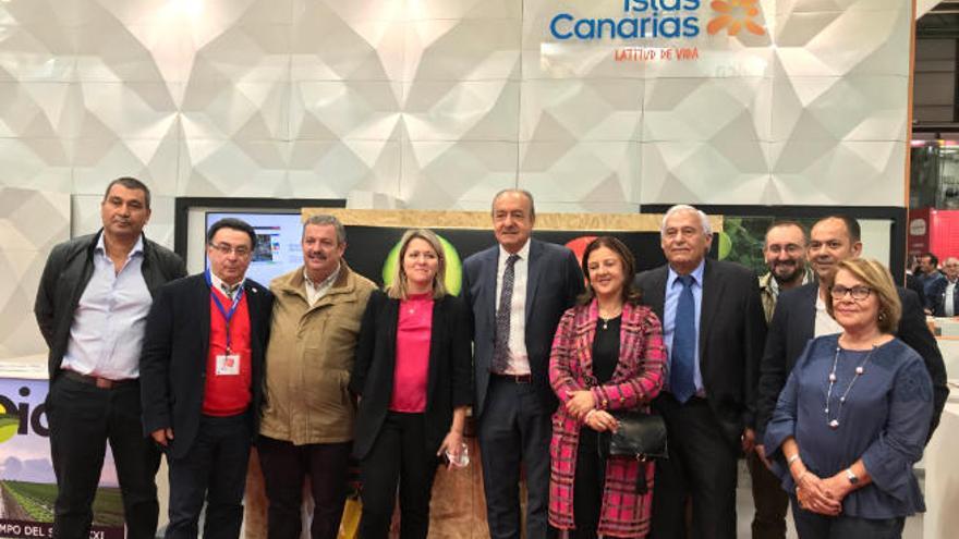 La consejera de Agricultura del Gobierno de Canarias, junto a los representantes del sector agrario de las Islas, ayer en la feria Fruit Attraction.