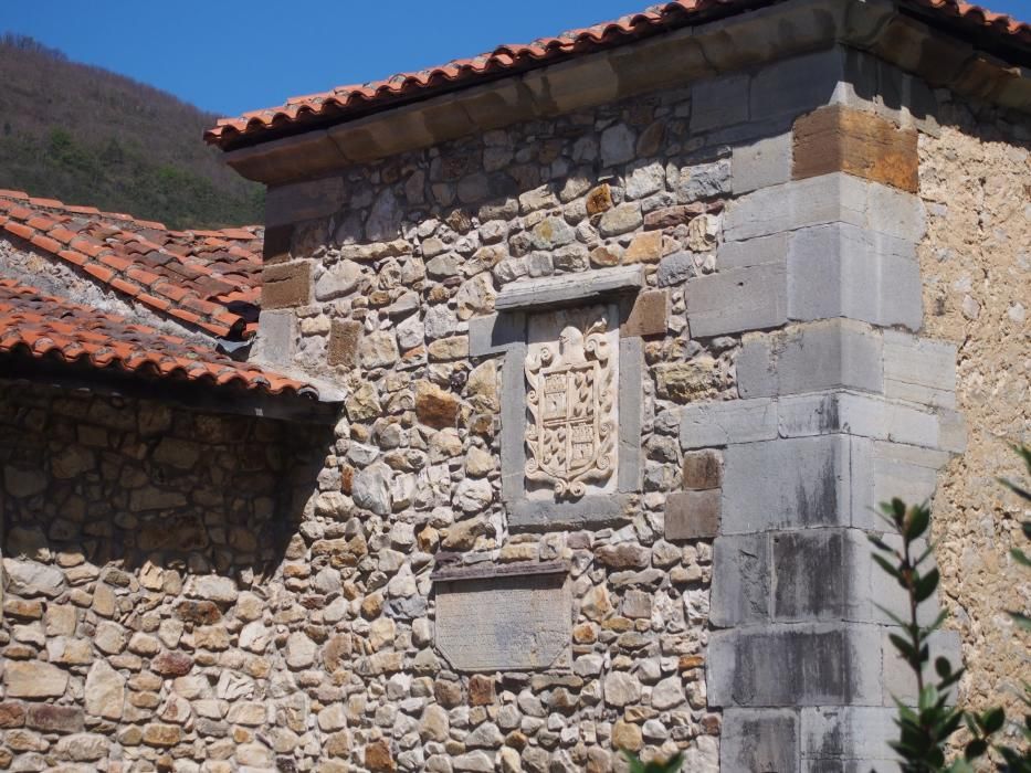Eva Longoria, ante la tumba de sus antepasados en Asturias