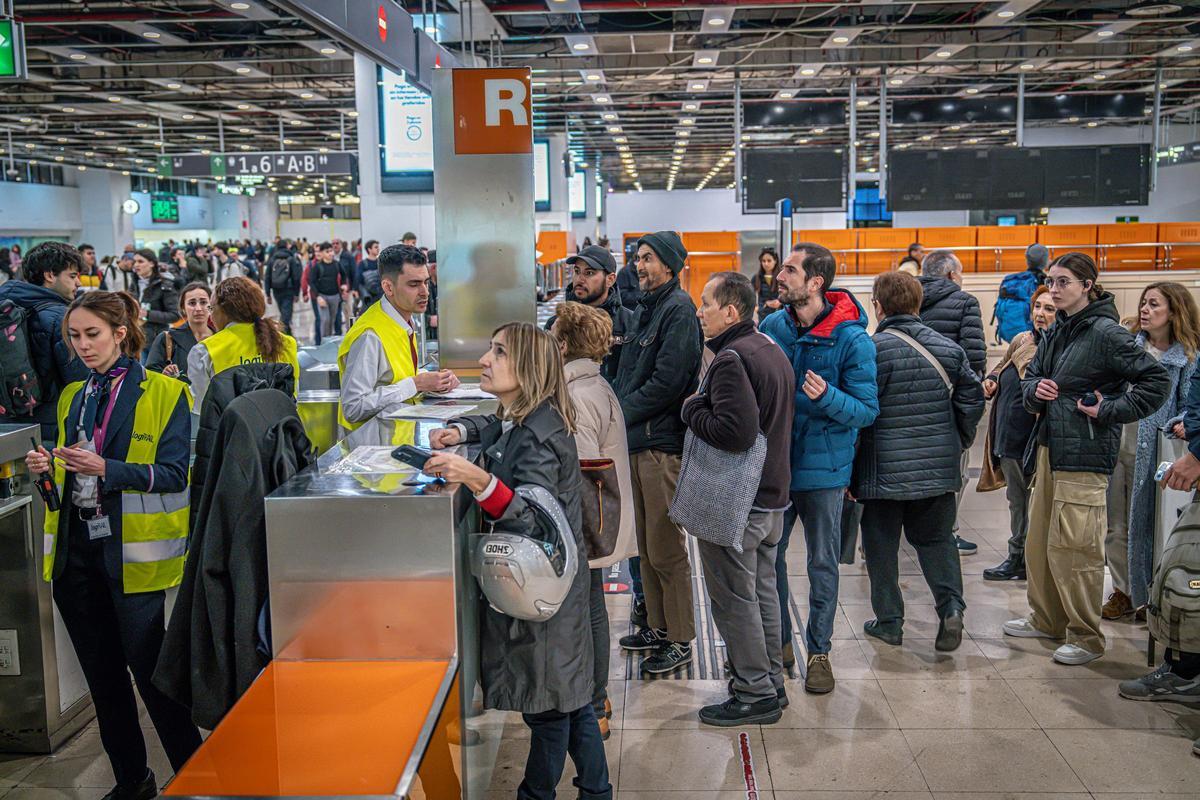 Imagen de del pasado febrero en la estación de Sants de Barcelona, donde usuarios acuden a uno de los stands de información de Rodalies tras un día de incidencias y retrasos.