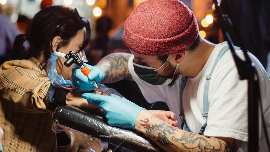 ¿Tienes tatuajes de colores? En España solo está permitida la tinta negra