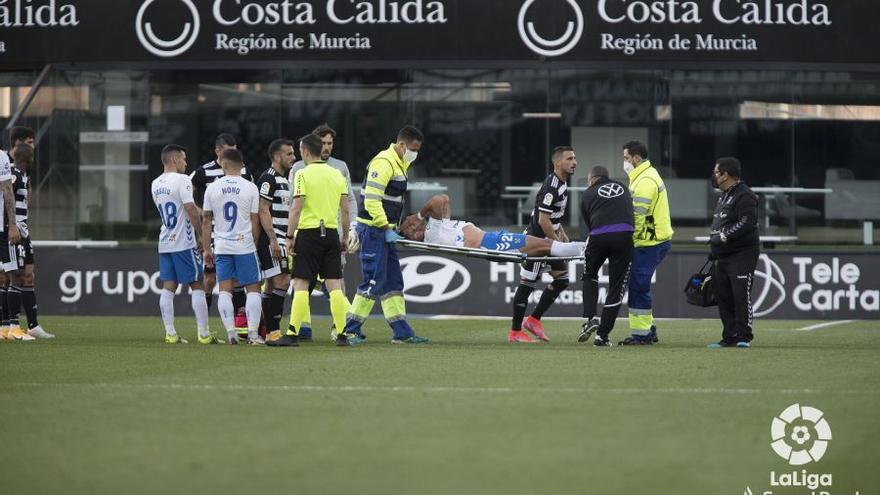 Gio Zarfino, retirado en camilla en el Cartagena-Tenerife.