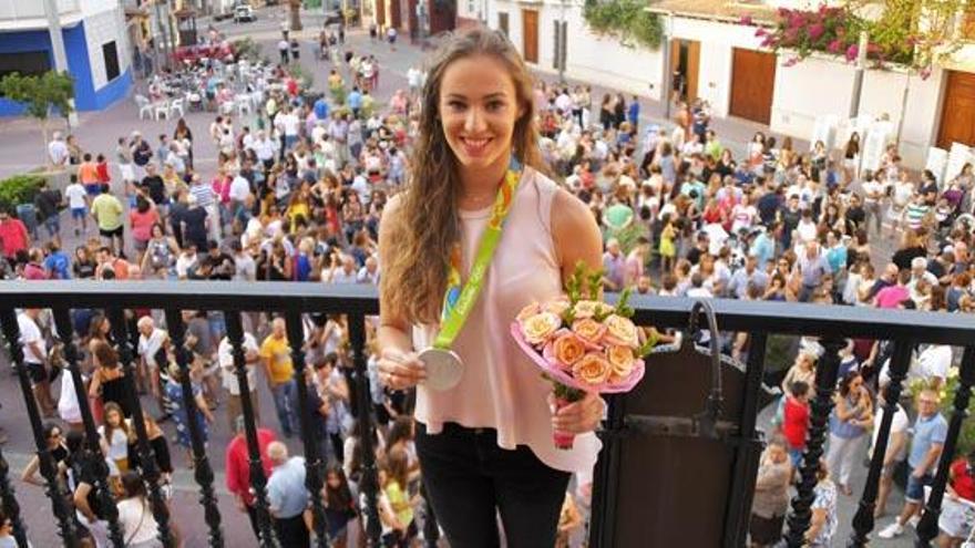 Turís recibe a la medallista olímpica Elena López con un clamoroso homenaje