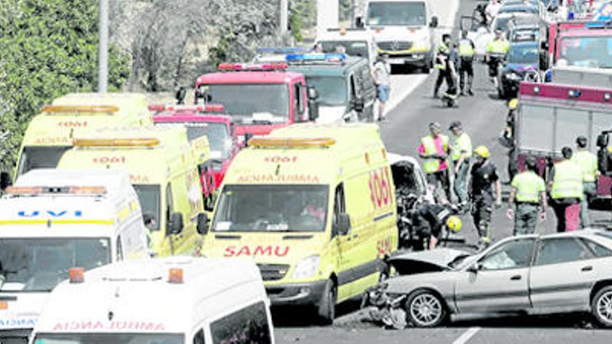 Gibt´s noch Verletzte? Bei Verkehrsunfällen wie hier auf der Flughafenautobahn nahe Palma ist der Krankenwagen-Andrang in der Regel groß.