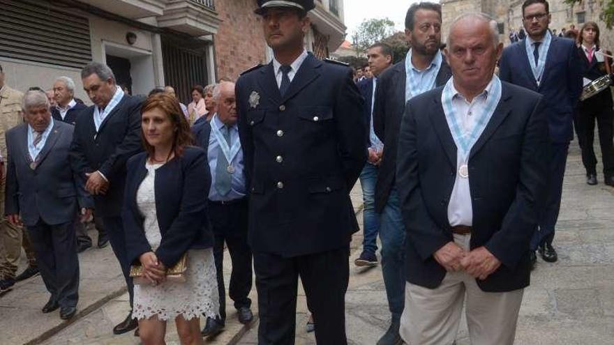 Adolfo Suárez, junto la alcaldesa, y Luis Aragunde a la izquierda, durante la procesión de Santa Mariña del pasado verano. // Noé Parga