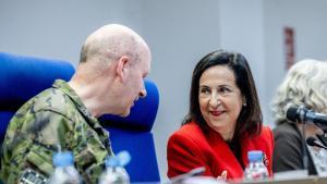 La ministra de Defensa, Margarita Robles, en su visita al MOPS en la base de Retamares en Pozuelo de Alarcón (Madrid)