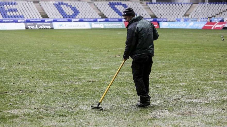 Un operario trata de adecentar el césped del Carlos Tartiere tras uno de los partidos del Real Oviedo.