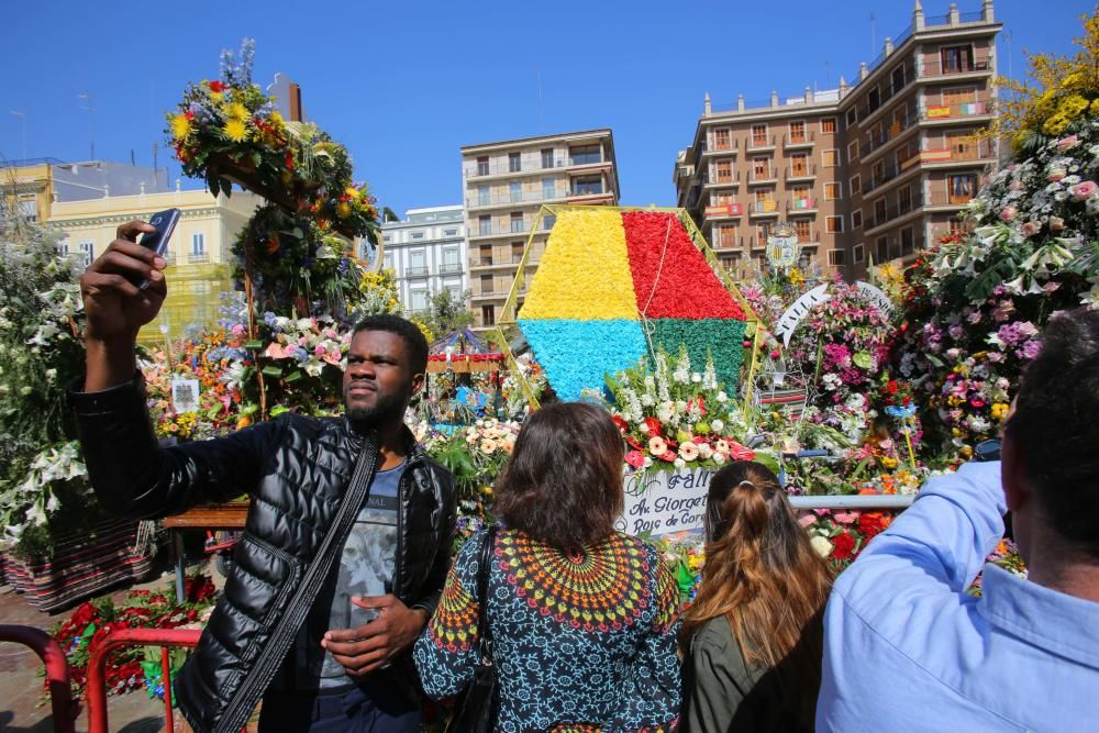 Miles de personas han acudido este lunes a visitar a la Virgen de los Desamparados