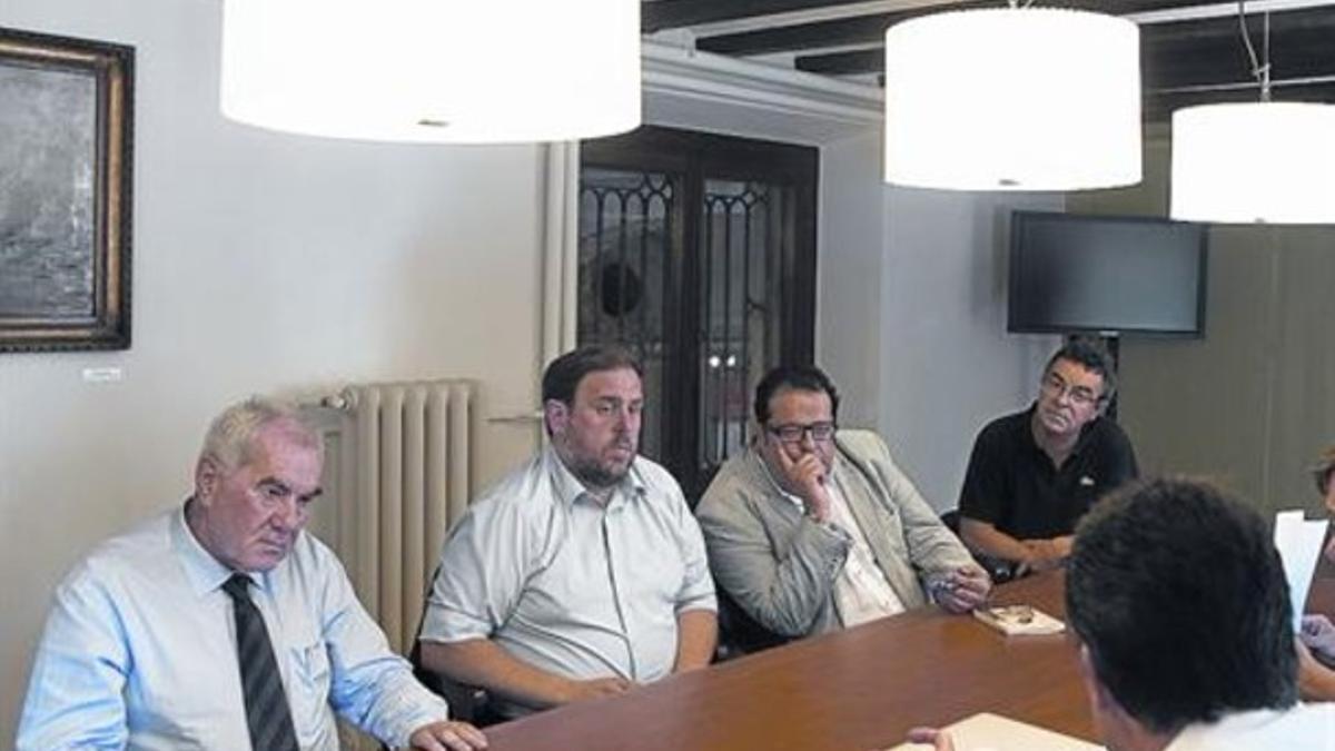 Ernest Maragall, Oriol Junqueras y Joan Ignasi Elena, durante una reunión, ayer en el Ateneu Barcelonès.