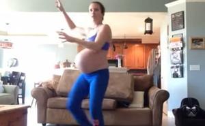 En la seva setmana 40 de gestació, un dona imita la coreografia de ’Thriller’ per posar-se de part aviat.