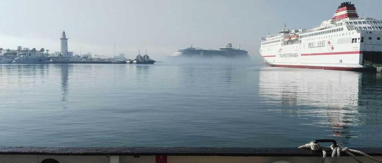 El puerto de Málaga, desde el &quot;Creoula&quot;.