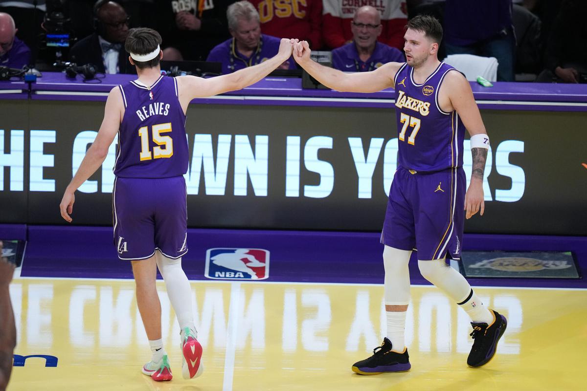Los Angeles Lakers guard Luka Doncic (77) celebrates his basket with guard Austin Reaves (15) during the first half of an NBA Cup basketball game against the Los Angeles Clippers Tuesday, Nov. 25, 2025, in Los Angeles. (AP Photo/Jae C. Hong). Editorial use only / Only Italy and Spain
