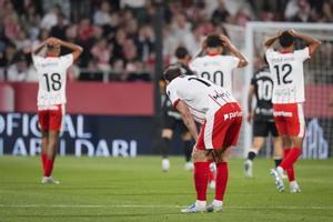 Los jugadores del Girona se lamentan durante el duelo contra el Mallorca.
