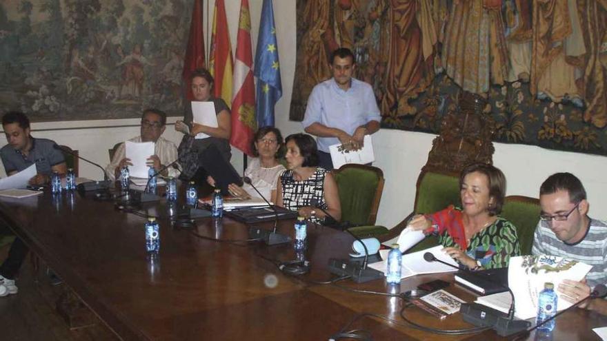 El alcalde, de pie, se dispone a tomar asiento en un pleno junto a los concejales del Gobierno local. Foto