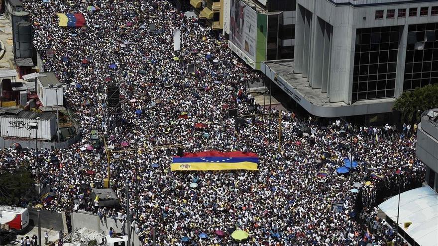 Crece la presión contra Maduro, que propone adelantar las legislativas