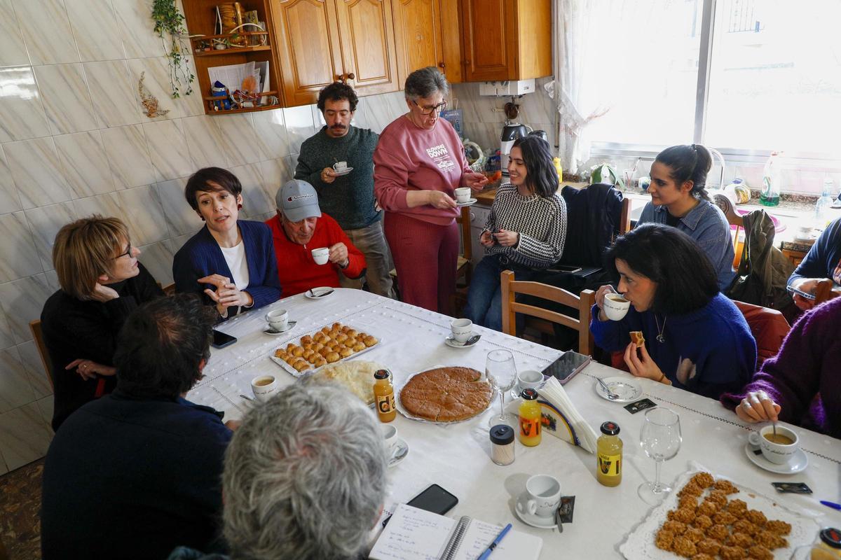 Pontón en la casa familiar con sus padres y periodistas que siguen la campaña de las elecciones en Galicia