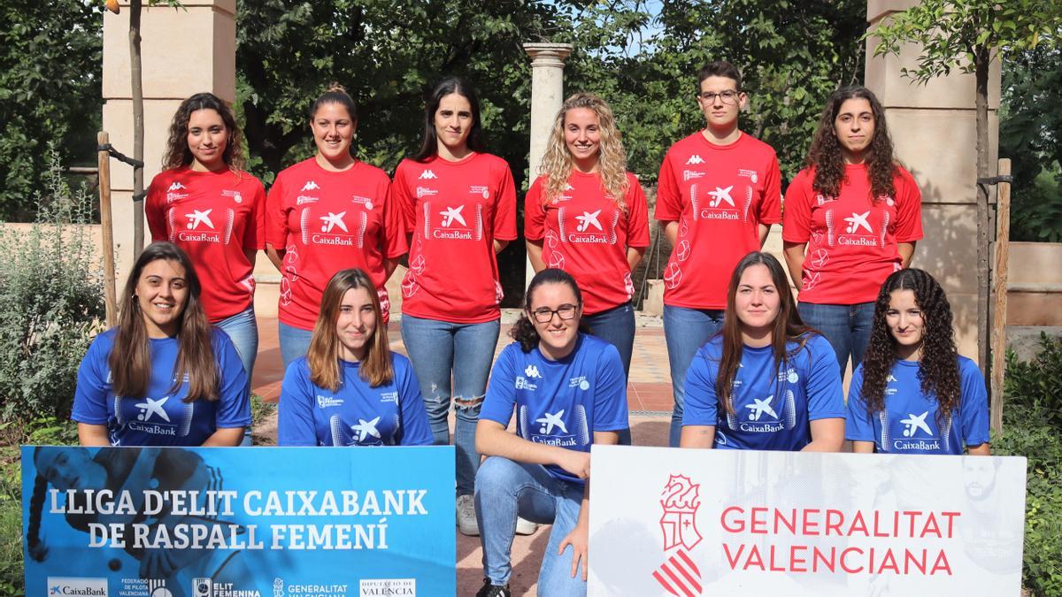 Foto de les jugadores al pati de l'Alqueria de Julià.