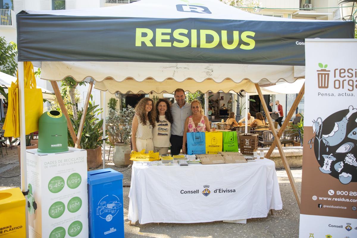 Un estand para concienciar sobre el reciclaje y sensibilización ambiental