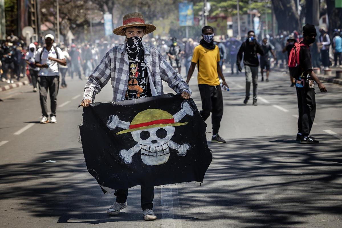 Un estudiante sostiene la bandera adoptada por los manifestantes de la generación Z en todo el mundo. El símbolo procede del manga japonés One Piece, en el que unos piratas se enfrentan a gobernantes corruptos. Antananarivo, Madagascar, 9 de octubre de 2025.