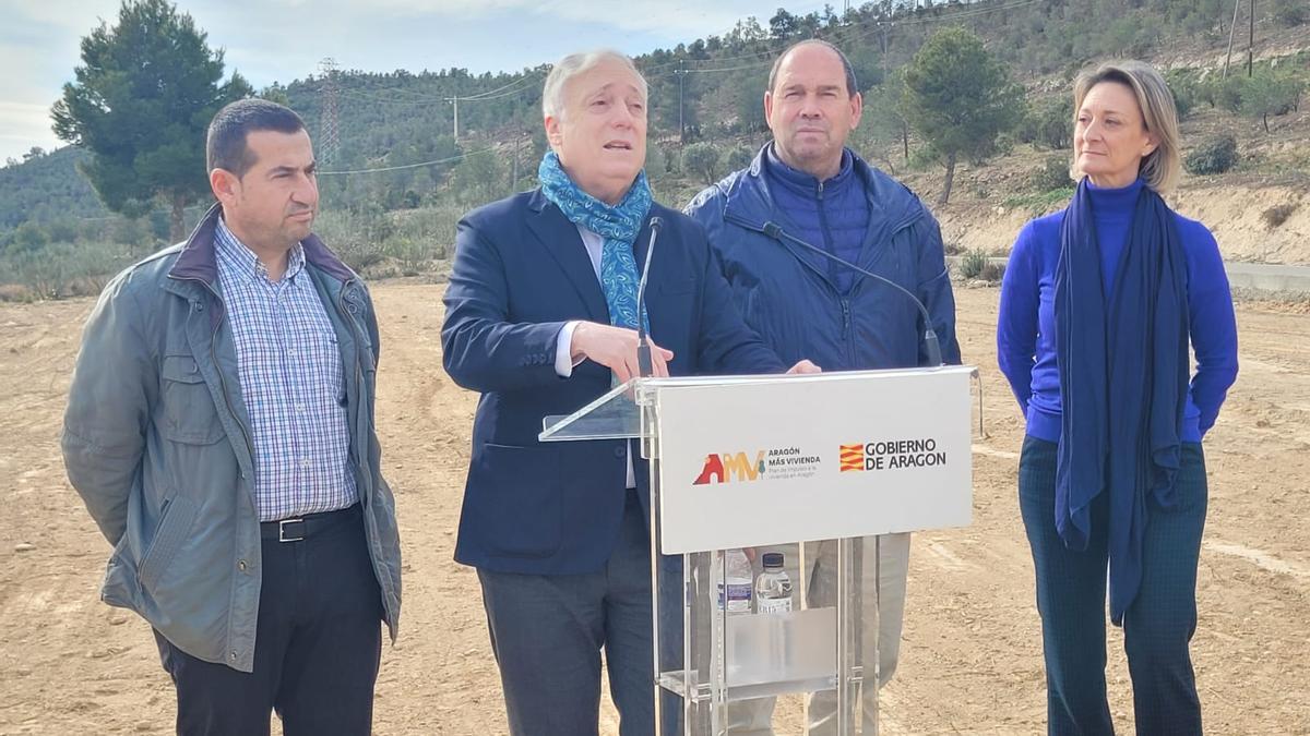 El consejero Octavio López en Fayón, uno de los municipios beneficiados de la provincia de Zaragoza donde se van a construir viviendas de alquiler asequible destinadas a trabajadores del sector turístico.
