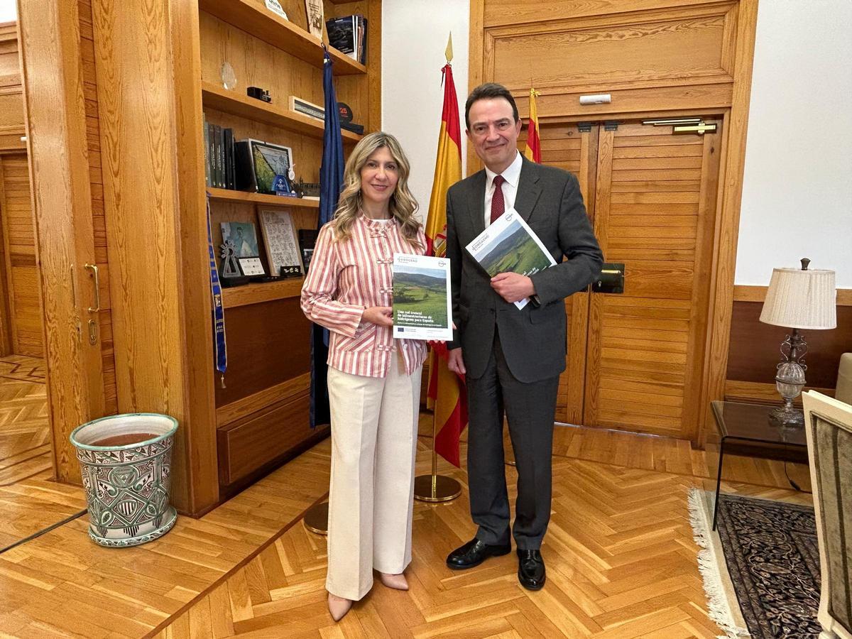 La vicepresidenta en funciones del Gobierno de Aragón, Mar Vaquero, junto al Consejero Delegado de Enagás, Arturo Gonzalo, hoy en el Pignatelli.