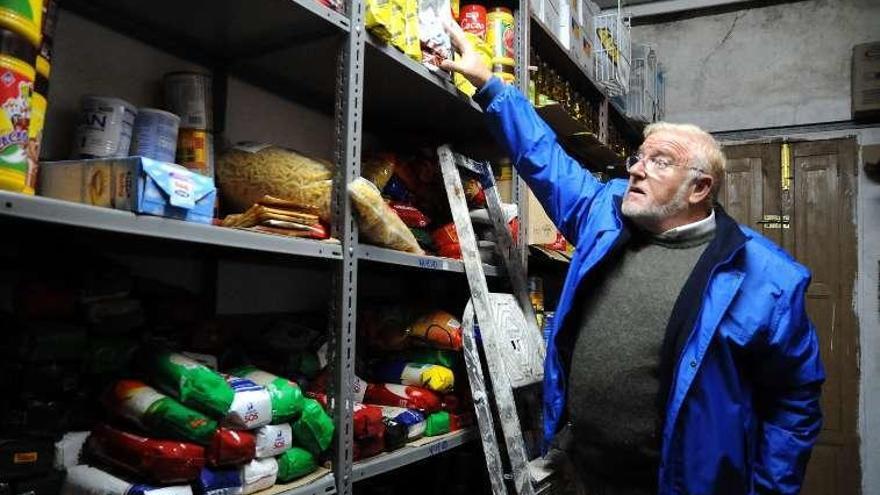 Francisco Fernández, en la despensa de Cáritas. // Iñaki Abella