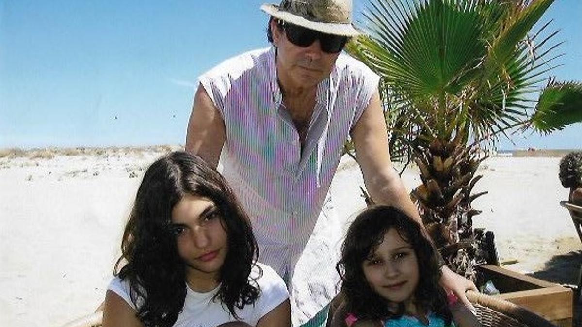 Jesús Quintero, en la playa junto a sus hijas Andrea (izquierda) y Lola (derecha)