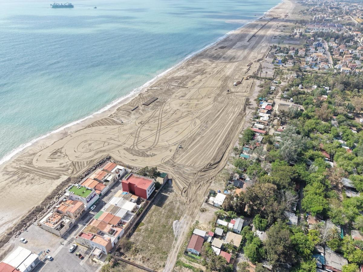 Vista de la playa de la Mavarrosa y Cases de Queralt tras la regeneración.
