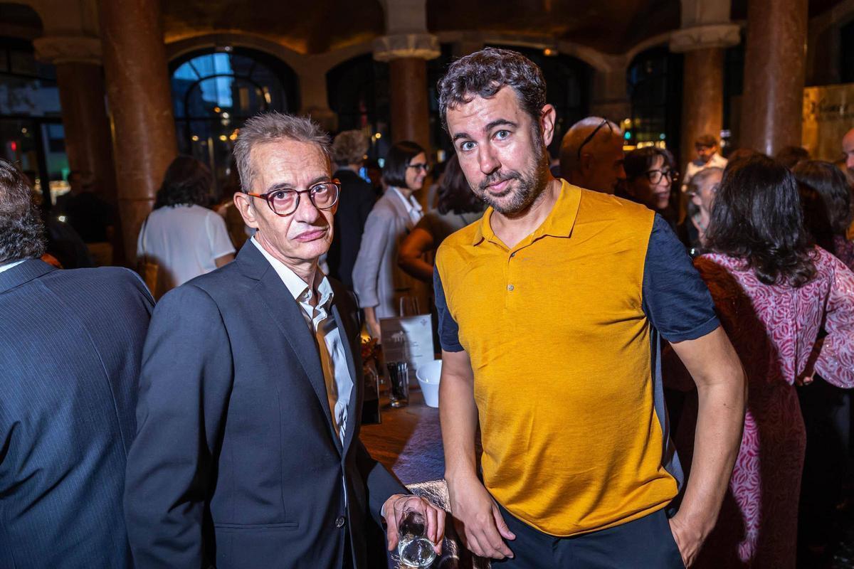 La editorial Alba brinda por sus 30 años. El editor y escritor Luis Magrinyà con el también escritor y editor Manuel Guedán.
