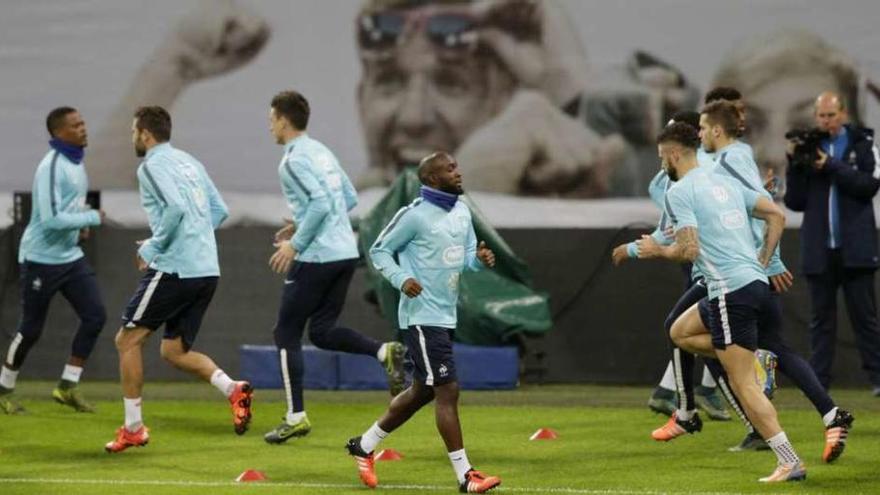 Los jugadores de la selección francesa se ejercitan en Wembley, ayer. // Henry Browne