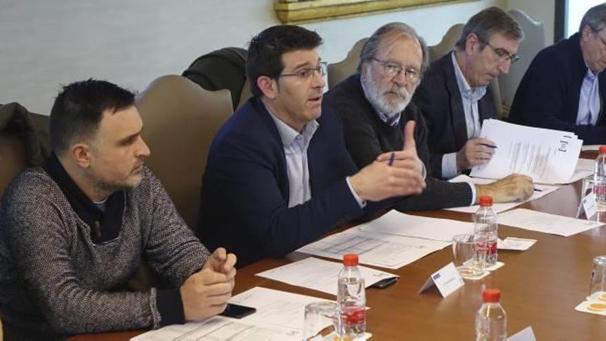 El alcalde Rodríguez y el presidente de Caixa Ontinyent, al centro, en la reunión de ayer junto a otros componentes.