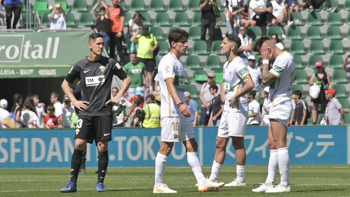 Los jugadores del Elche decepcionados después de sufrir este domingo frente al Valencia una nueva derrota