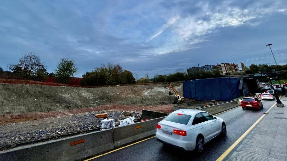 Los coches pasando al lado de las obras.