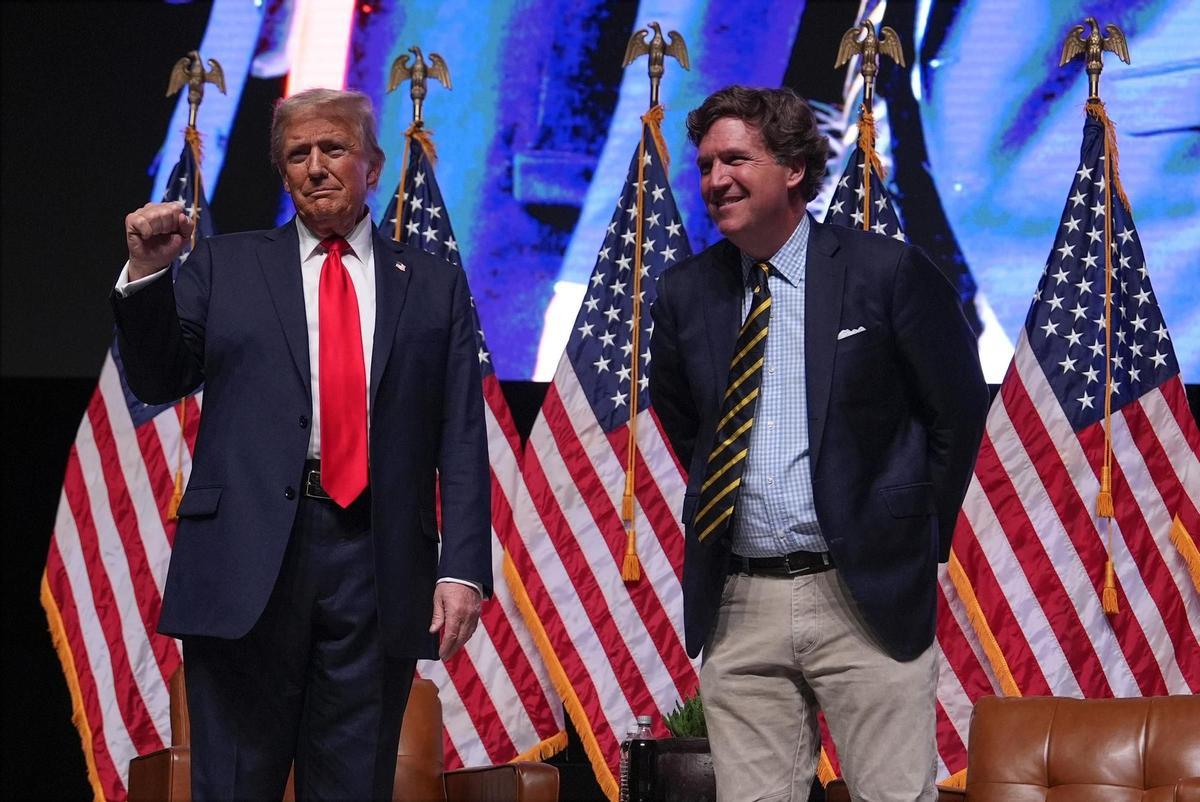 Trump participa en el 'show' del periodista Tucker Carlson en Glendale, Arizona. /