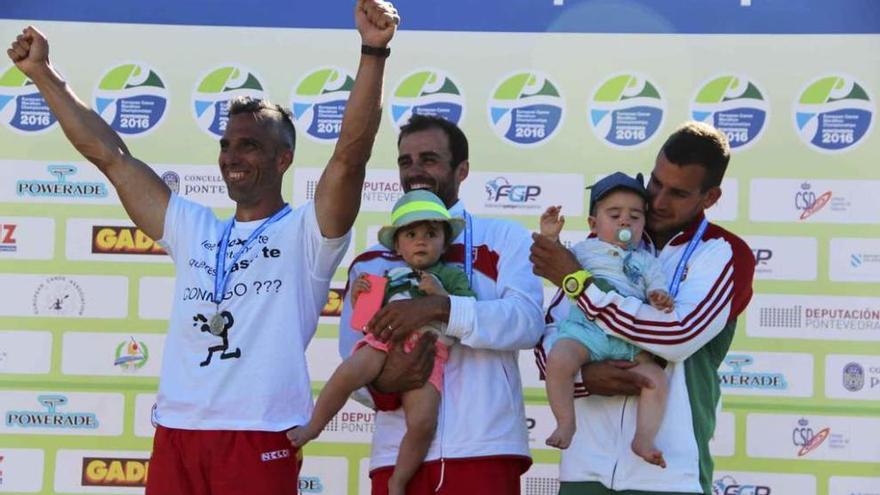 Emilio Merchán, en el podio, con la camiseta con la que pidió matrimonio a su novia y la medalla de plata lograda en el Europeo.