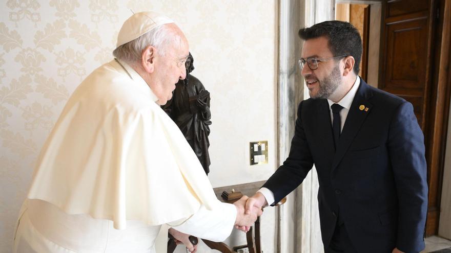 El Papa Francesc saluda el president de la Generalitat, Pere Aragonès, en audiència privada