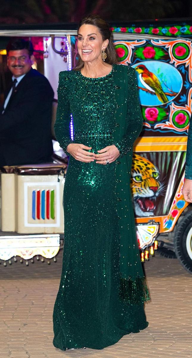 Kate Middleton con vestido verde esmeralda de pedrería en Pakistán