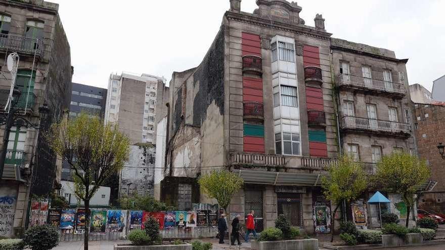 Edificios declarados en ruinas en Vigo por el Concello para preparar su expropiación. // José Lores