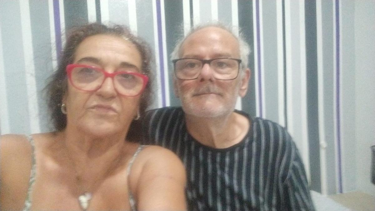 Mariló y Javier, en el hostal de Málaga donde han sido realojados, hasta este lunes 3, por el Ayuntamiento.