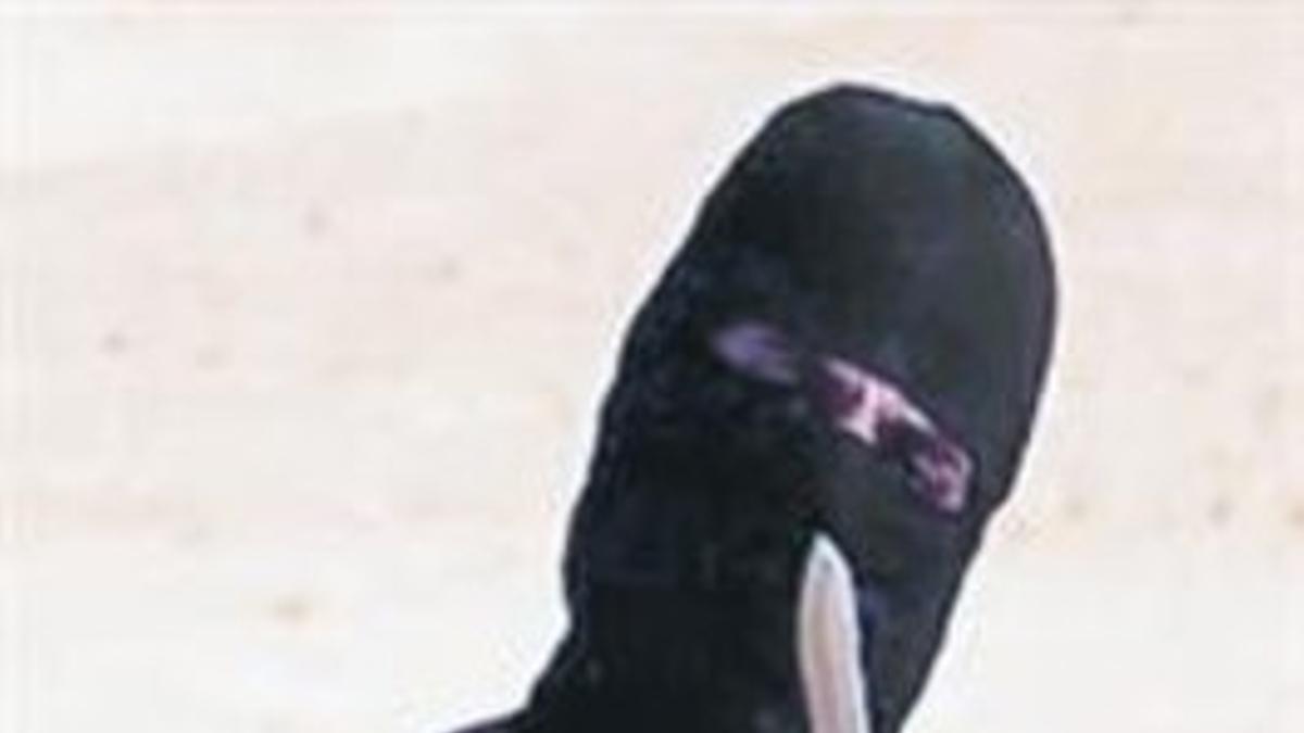 Una imagen del 'yihadista John', en un vídeo del Estado Islámico.