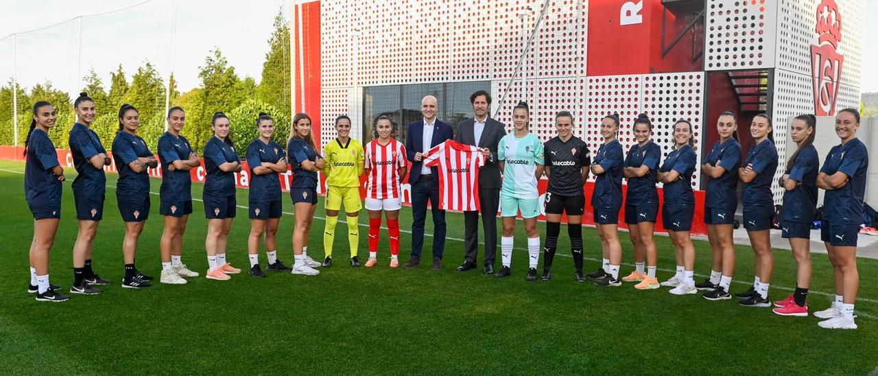 Las jugadoras del Sporting Femenino, ayer, durante la presentación del nuevo acuerdo de patrocinio.