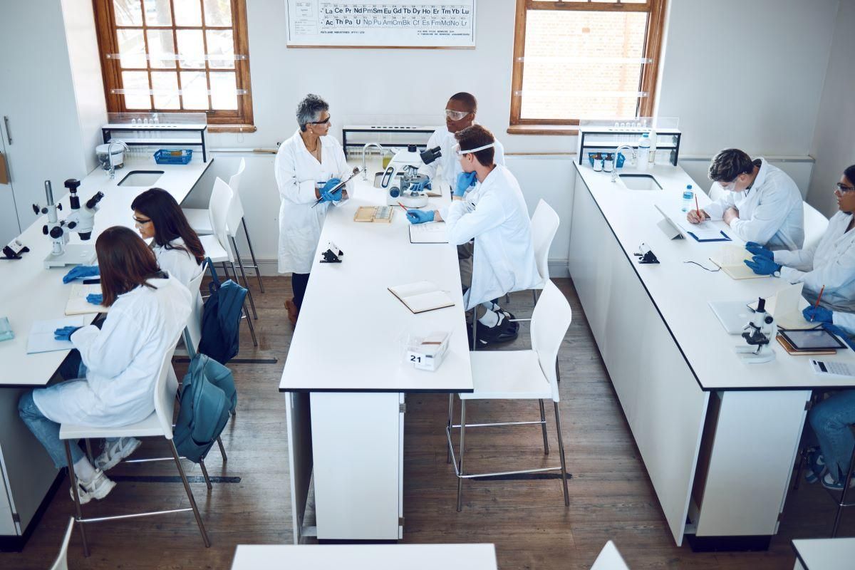 Jóvenes en un laboratorio.