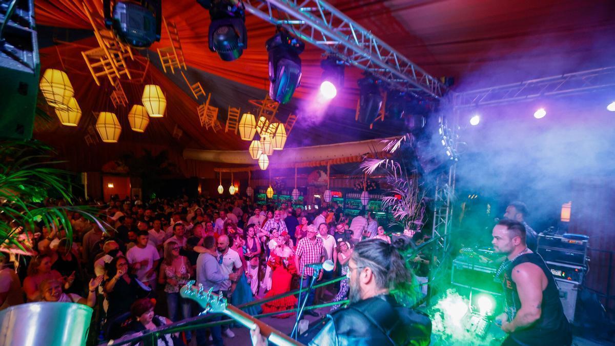 Ambiente en el tardeo de la Feria de Córdoba.
