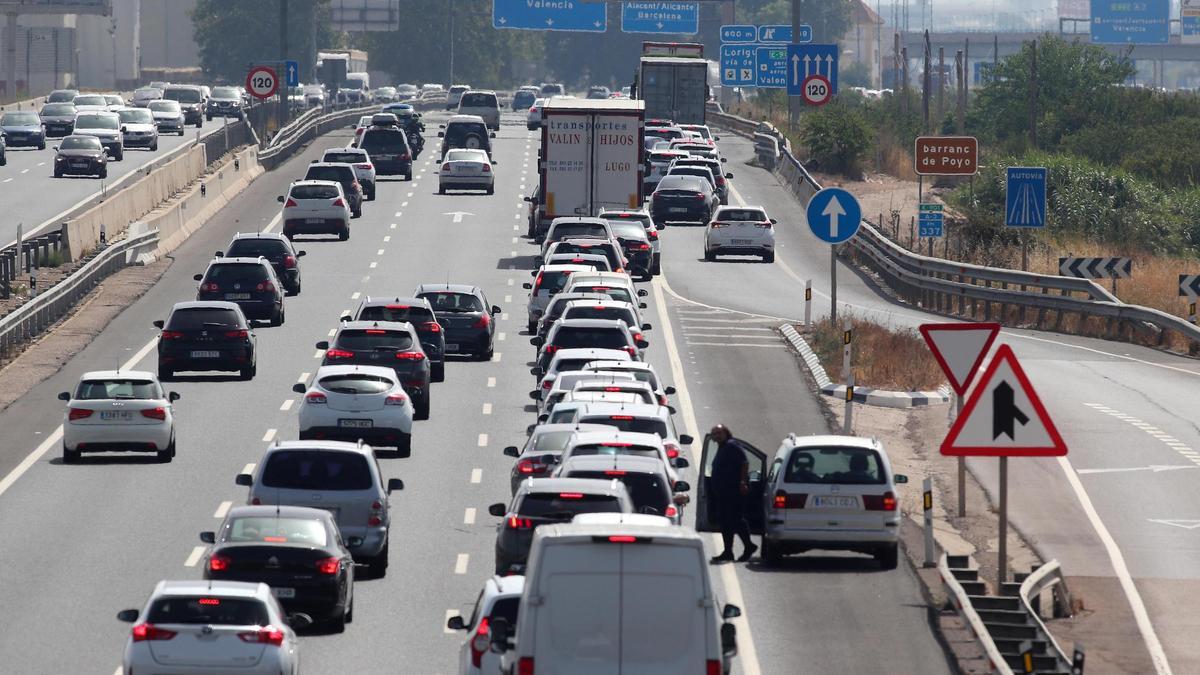 Una caravana de vehículos en una autopista.