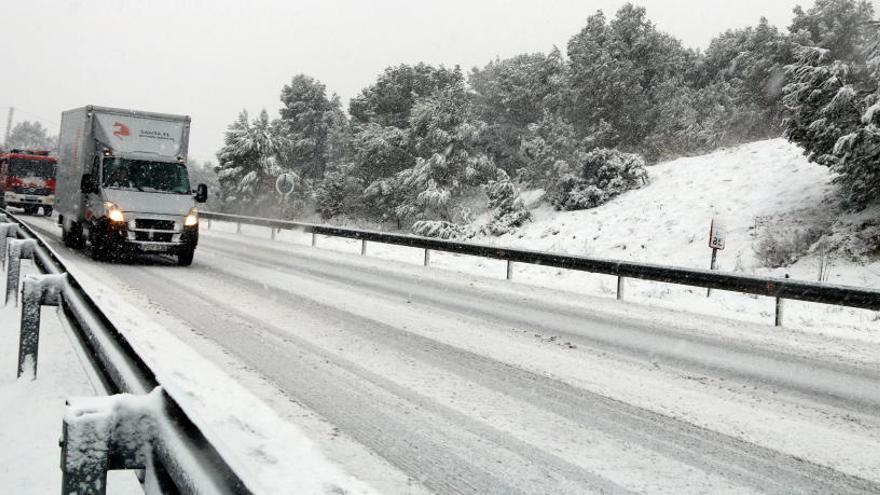 Continuen les afectacions per la nevada a les carreteres de les comarques centrals