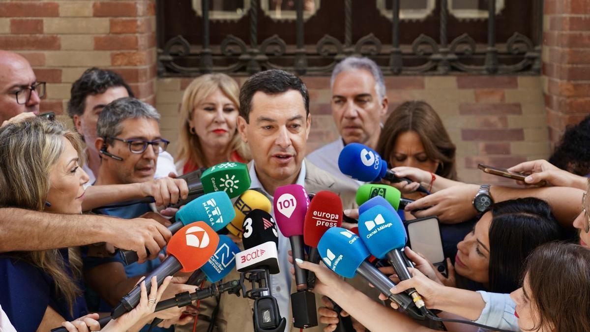El candidato del PP-A a la reelección al frente de la Junta, Juanma Moreno, atiende a los medios de comunicación.