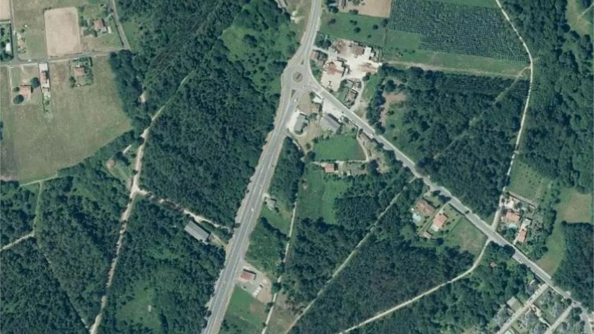 Entorno del polígono de Teo, a pie de la carretera AC-841, cerca de A Ramallosa.