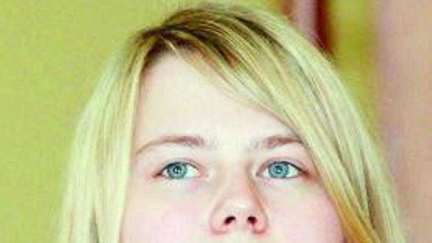 A la izquierda, Natascha Kampusch. En la imagen de la derecha, la madre de la joven.